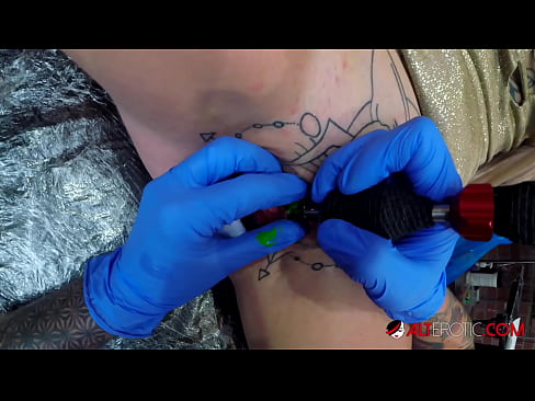 ❤️ Ekstrèmman tatoue hottie Sully Savage te fè yon tatoo sou klitoris li ️ Porno nan ht.onetubes.top ❌